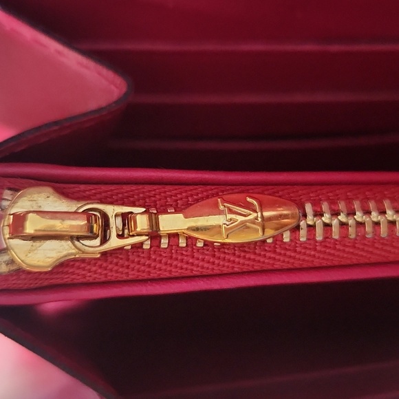 EUC-LOUIS VUITTON VERNIS WALLET- RED- With LV Chain, box, and ribbon - Picture 5 of 14